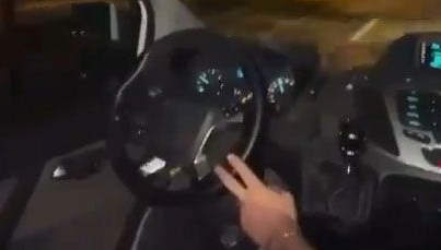 Aracını yan koltuktan kullandı!