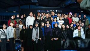 turkiyenin ilk astronotu alper gezeravci ogrencilerle uzay deneyimlerini paylasti x39FCyKt.jpg